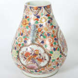 Bodenvase China, 20. Jh., Porzellan, polychrome Aufglasurmalerei mit ü… - Foto 3