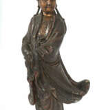 Guanyin China, 2. Hälfte 19. Jh., Holz, Goldlackierung, vollplastische… - Foto 1