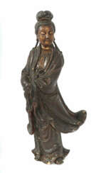 Guanyin China, 2. Hälfte 19. Jh., Holz, Goldlackierung, vollplastische…