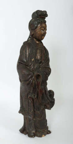 Guanyin China, 2. Hälfte 19. Jh., Holz, Goldlackierung, vollplastische… - Foto 2