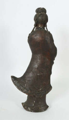 Guanyin China, 2. Hälfte 19. Jh., Holz, Goldlackierung, vollplastische… - Foto 3