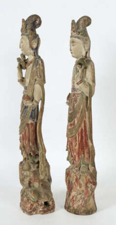 Paar große Guanyin-Figuren China, 19./20. Jh., Holz, geschnitzt, farbi… - Foto 2 Paar große Guanyin-Figuren China, 19./20. Jh., Holz, geschnitzt, farbi… - Foto 2