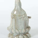 Sitzende Guanyin China, 19. Jh., Keramik, beiger Scherben, kristalline… - фото 2