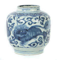 Schultervase mit Löwenfigur China, 18./19. Jh., Porzellan, blau gemalt…