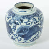 Schultervase mit Löwenfigur China, 18./19. Jh., Porzellan, blau gemalt… - фото 2