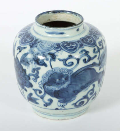 Schultervase mit Löwenfigur China, 18./19. Jh., Porzellan, blau gemalt… - фото 2