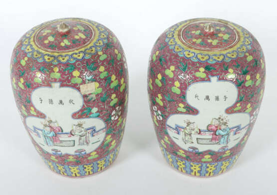 Famille Rose-Deckelvasenpaar China, 19. Jh., Porzellan, Aufglasurmaler… - photo 2 Famille Rose-Deckelvasenpaar China, 19. Jh., Porzellan, Aufglasurmaler… - photo 2