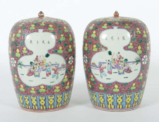 Famille Rose-Deckelvasenpaar China, 19. Jh., Porzellan, Aufglasurmaler… - photo 3 Famille Rose-Deckelvasenpaar China, 19. Jh., Porzellan, Aufglasurmaler… - photo 3