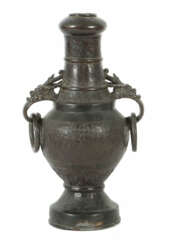 Drachenkopf-Henkelvase China, um 1800, Bronze, Balusterform, ornamenti…