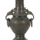 Drachenkopf-Henkelvase China, um 1800, Bronze, Balusterform, ornamenti… - photo 1