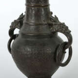 Drachenkopf-Henkelvase China, um 1800, Bronze, Balusterform, ornamenti… - photo 2