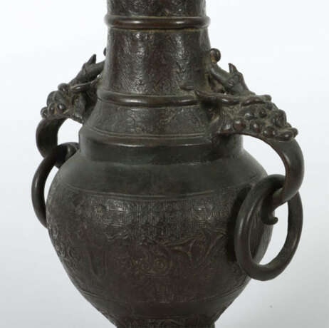 Drachenkopf-Henkelvase China, um 1800, Bronze, Balusterform, ornamenti… - photo 2