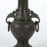 Drachenkopf-Henkelvase China, um 1800, Bronze, Balusterform, ornamenti… - photo 3