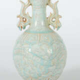 Vase mit Phönixhenkeln China, 19./20. Jh., Keramik, beiger Scherben, m… - фото 1