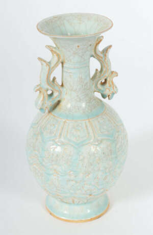 Vase mit Phönixhenkeln China, 19./20. Jh., Keramik, beiger Scherben, m… - фото 2