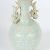 Vase mit Phönixhenkeln China, 19./20. Jh., Keramik, beiger Scherben, m… - фото 2