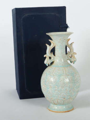 Vase mit Phönixhenkeln China, 19./20. Jh., Keramik, beiger Scherben, m… - фото 3