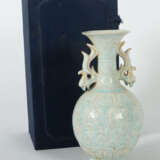 Vase mit Phönixhenkeln China, 19./20. Jh., Keramik, beiger Scherben, m… - фото 3