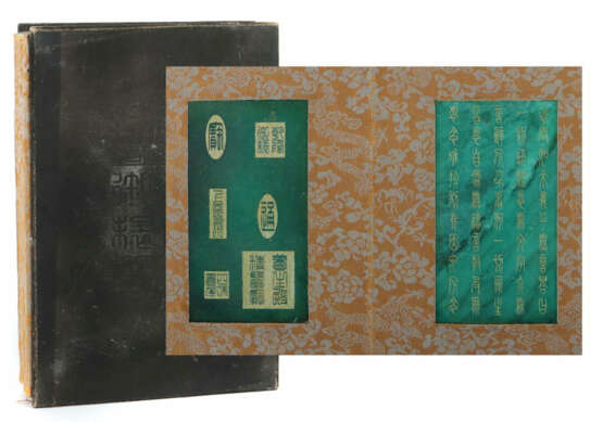 Buch mit 8 Jadetafeln China, 20. Jh., gebundenes Buch mit Brokatrücken… - фото 1