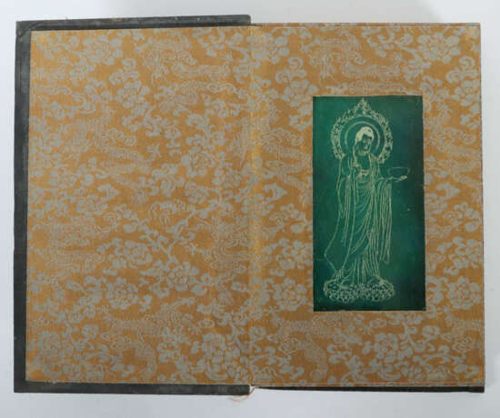 Buch mit 8 Jadetafeln China, 20. Jh., gebundenes Buch mit Brokatrücken… - фото 2