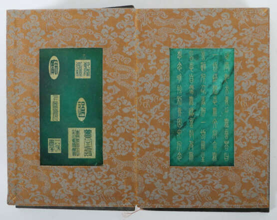 Buch mit 8 Jadetafeln China, 20. Jh., gebundenes Buch mit Brokatrücken… - фото 4