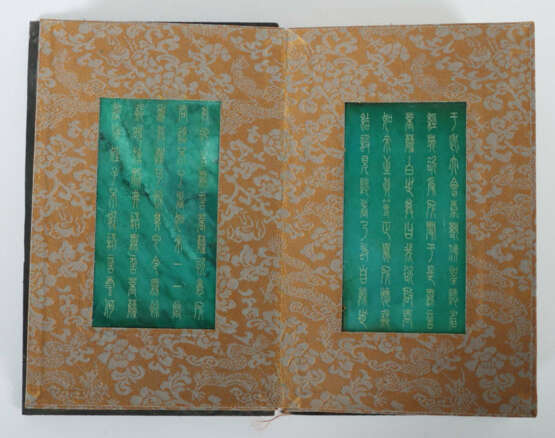 Buch mit 8 Jadetafeln China, 20. Jh., gebundenes Buch mit Brokatrücken… - фото 5