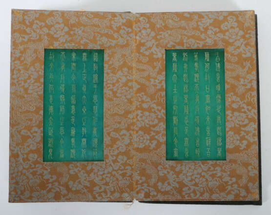 Buch mit 8 Jadetafeln China, 20. Jh., gebundenes Buch mit Brokatrücken… - фото 6