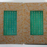 Buch mit 8 Jadetafeln China, 20. Jh., gebundenes Buch mit Brokatrücken… - фото 6