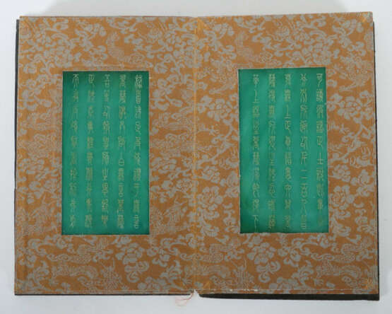 Buch mit 8 Jadetafeln China, 20. Jh., gebundenes Buch mit Brokatrücken… - фото 7