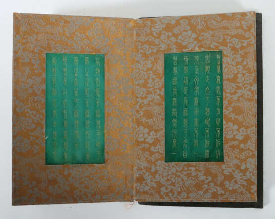 Buch mit 8 Jadetafeln China, 20. Jh., gebundenes Buch mit Brokatrücken… - фото 8