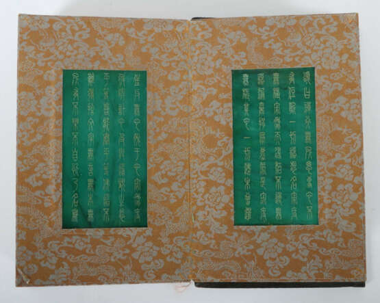 Buch mit 8 Jadetafeln China, 20. Jh., gebundenes Buch mit Brokatrücken… - фото 9