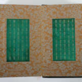 Buch mit 8 Jadetafeln China, 20. Jh., gebundenes Buch mit Brokatrücken… - фото 9