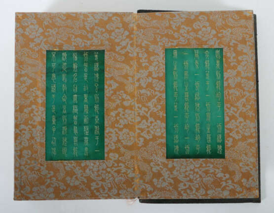Buch mit 8 Jadetafeln China, 20. Jh., gebundenes Buch mit Brokatrücken… - фото 10