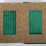 Buch mit 8 Jadetafeln China, 20. Jh., gebundenes Buch mit Brokatrücken… - фото 10