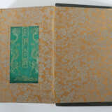 Buch mit 8 Jadetafeln China, 20. Jh., gebundenes Buch mit Brokatrücken… - фото 11