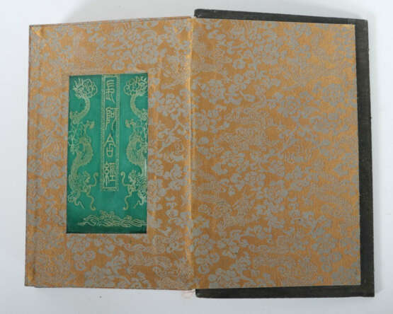 Buch mit 8 Jadetafeln China, 20. Jh., gebundenes Buch mit Brokatrücken… - фото 11