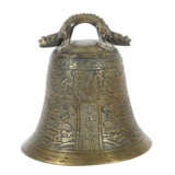 Bronzeglocke China, 18./19. Jh., Bronze, reliefiertes Dekor mit zwei B… - фото 1