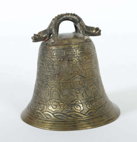 Bronzeglocke China, 18./19. Jh., Bronze, reliefiertes Dekor mit zwei B… - фото 2