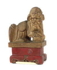 Fo-Hund / Wächterlöwe China, Mitte 19. Jh., Holz, geschnitzt, rot und …