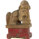 Fo-Hund / Wächterlöwe China, Mitte 19. Jh., Holz, geschnitzt, rot und … - фото 1