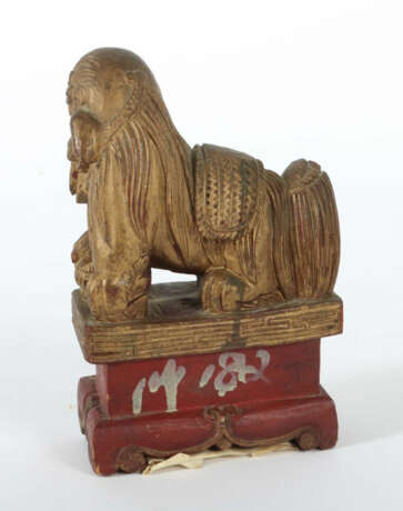 Fo-Hund / Wächterlöwe China, Mitte 19. Jh., Holz, geschnitzt, rot und … - фото 2 Fo-Hund / Wächterlöwe China, Mitte 19. Jh., Holz, geschnitzt, rot und … - фото 2