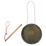 Gong mit Schlägel China, 19. Jh., Bronze, gegossen, partiell poliert, … - Foto 1