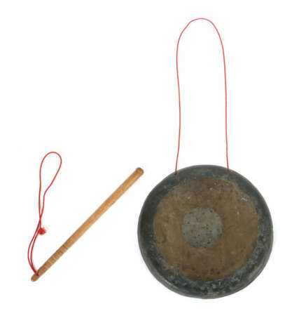 Gong mit Schlägel China, 19. Jh., Bronze, gegossen, partiell poliert, … - Foto 1 Gong mit Schlägel China, 19. Jh., Bronze, gegossen, partiell poliert, … - Foto 1