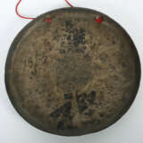 Gong mit Schlägel China, 19. Jh., Bronze, gegossen, partiell poliert, … - Foto 2