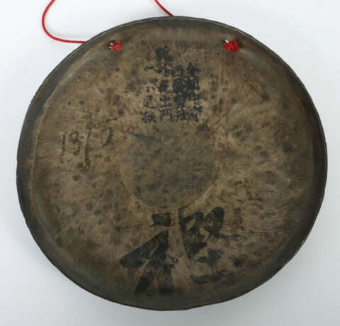 Gong mit Schlägel China, 19. Jh., Bronze, gegossen, partiell poliert, … - Foto 2 Gong mit Schlägel China, 19. Jh., Bronze, gegossen, partiell poliert, … - Foto 2