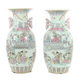 Famille Rose-Vasenpaar China, 19. Jh., Porzellan, polychrome Auf- und … - Foto 1