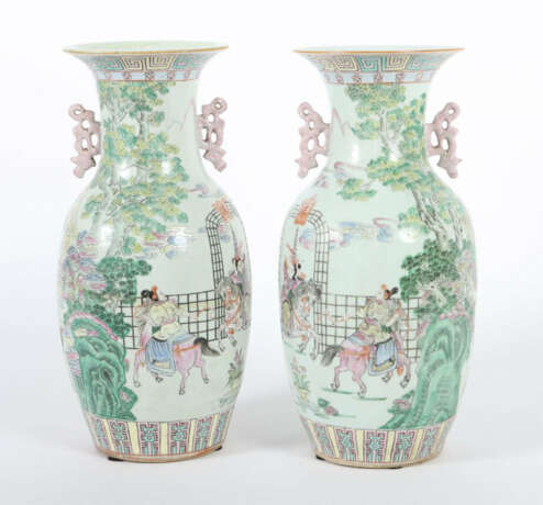 Famille Rose-Vasenpaar China, 19. Jh., Porzellan, polychrome Auf- und … - Foto 2 Famille Rose-Vasenpaar China, 19. Jh., Porzellan, polychrome Auf- und … - Foto 2