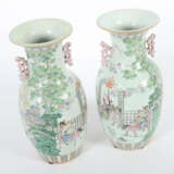 Famille Rose-Vasenpaar China, 19. Jh., Porzellan, polychrome Auf- und … - Foto 3