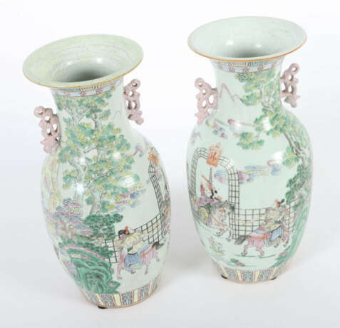 Famille Rose-Vasenpaar China, 19. Jh., Porzellan, polychrome Auf- und … - Foto 3 Famille Rose-Vasenpaar China, 19. Jh., Porzellan, polychrome Auf- und … - Foto 3