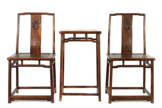 2 Jochlehn-Stühle mit Beistelltisch China, 20. Jh., Hartholz, Rundbein… - Foto 1 2 Jochlehn-Stühle mit Beistelltisch China, 20. Jh., Hartholz, Rundbein… - Foto 1